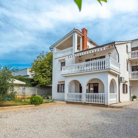 2 Bedroom Cozy Apartment In Omišalj Esterno foto