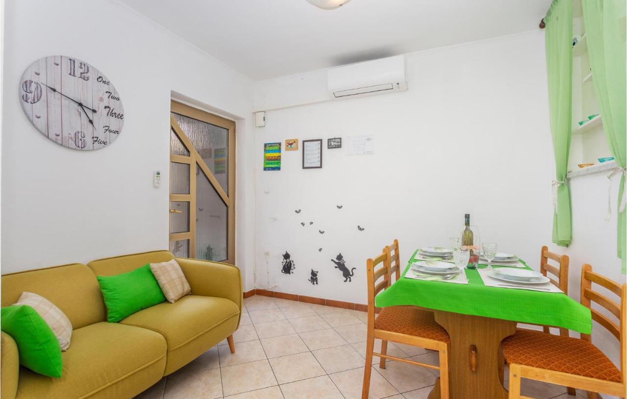 2 Bedroom Cozy Apartment In Omišalj Esterno foto