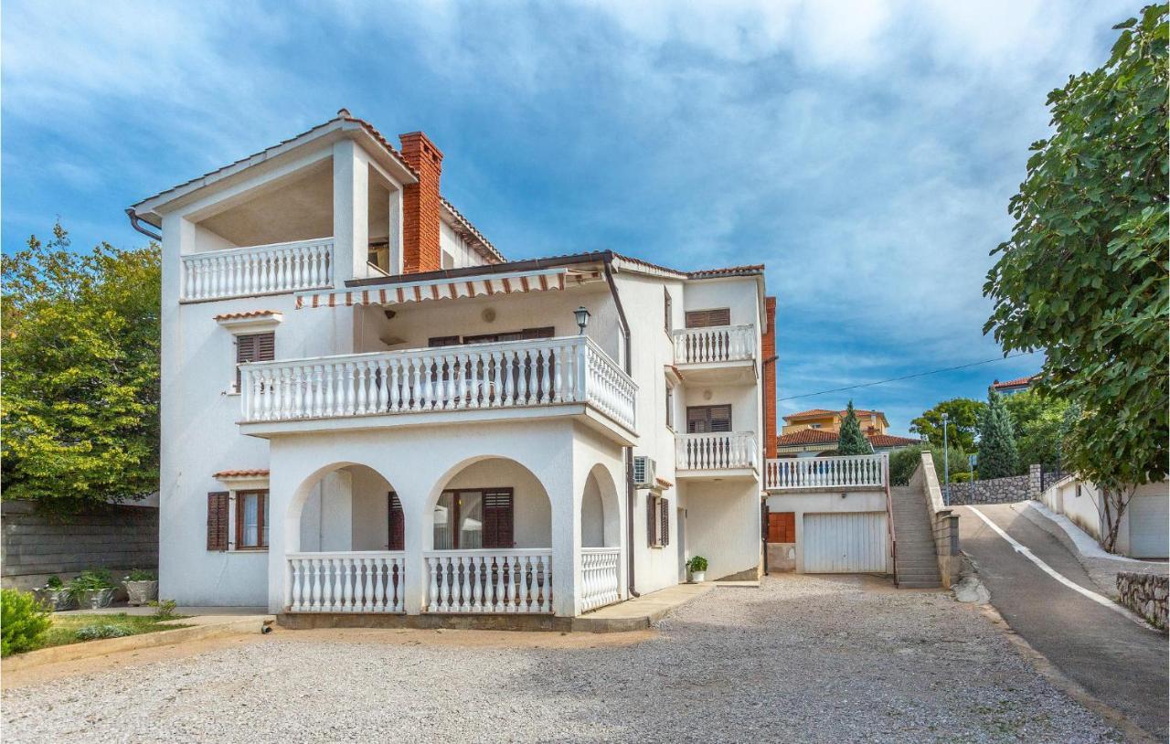 2 Bedroom Cozy Apartment In Omišalj Esterno foto