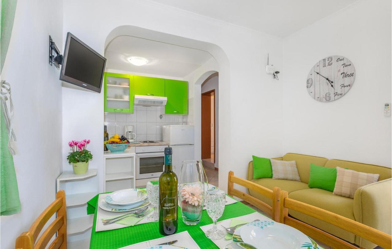 2 Bedroom Cozy Apartment In Omišalj Esterno foto