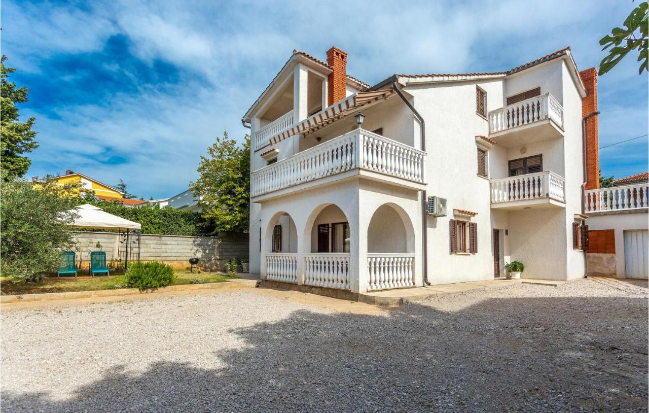 2 Bedroom Cozy Apartment In Omišalj Esterno foto