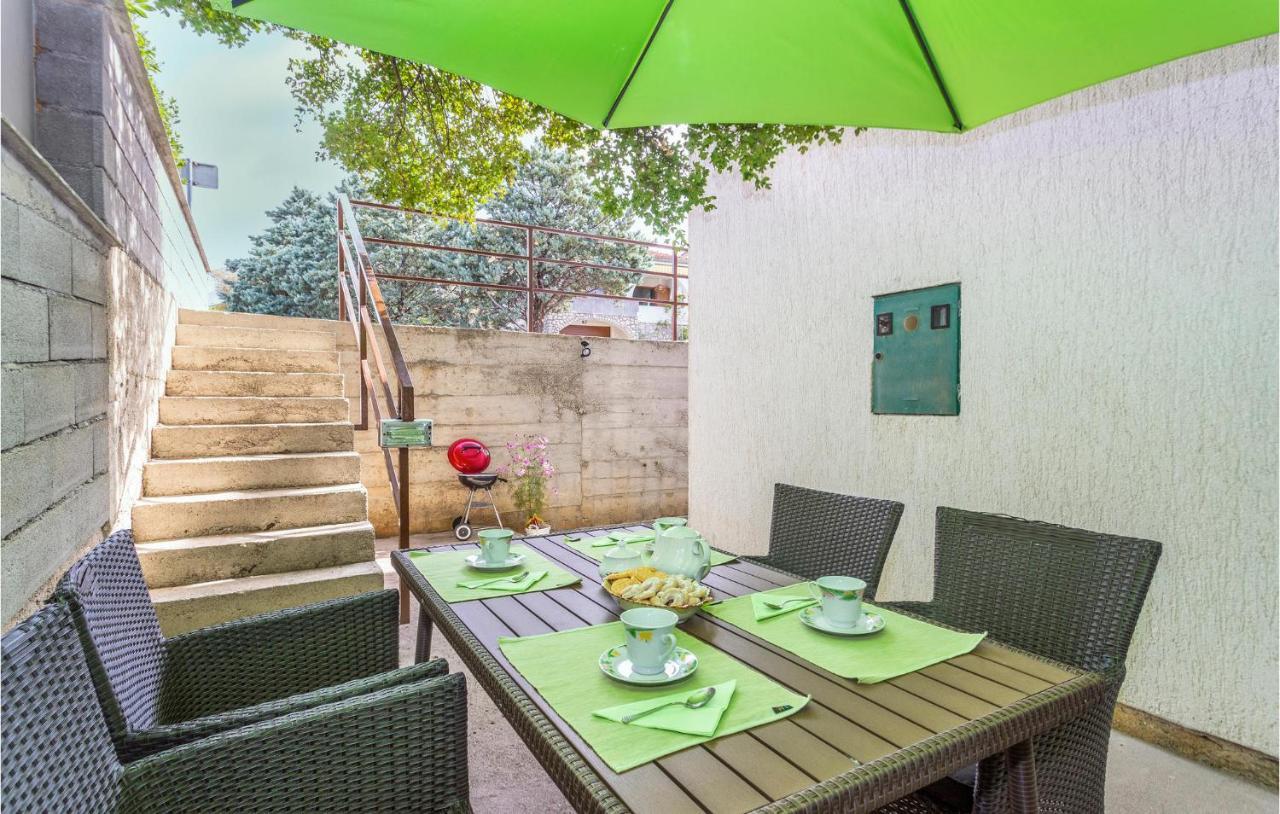2 Bedroom Cozy Apartment In Omišalj Esterno foto