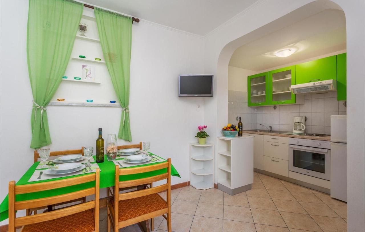 2 Bedroom Cozy Apartment In Omišalj Esterno foto