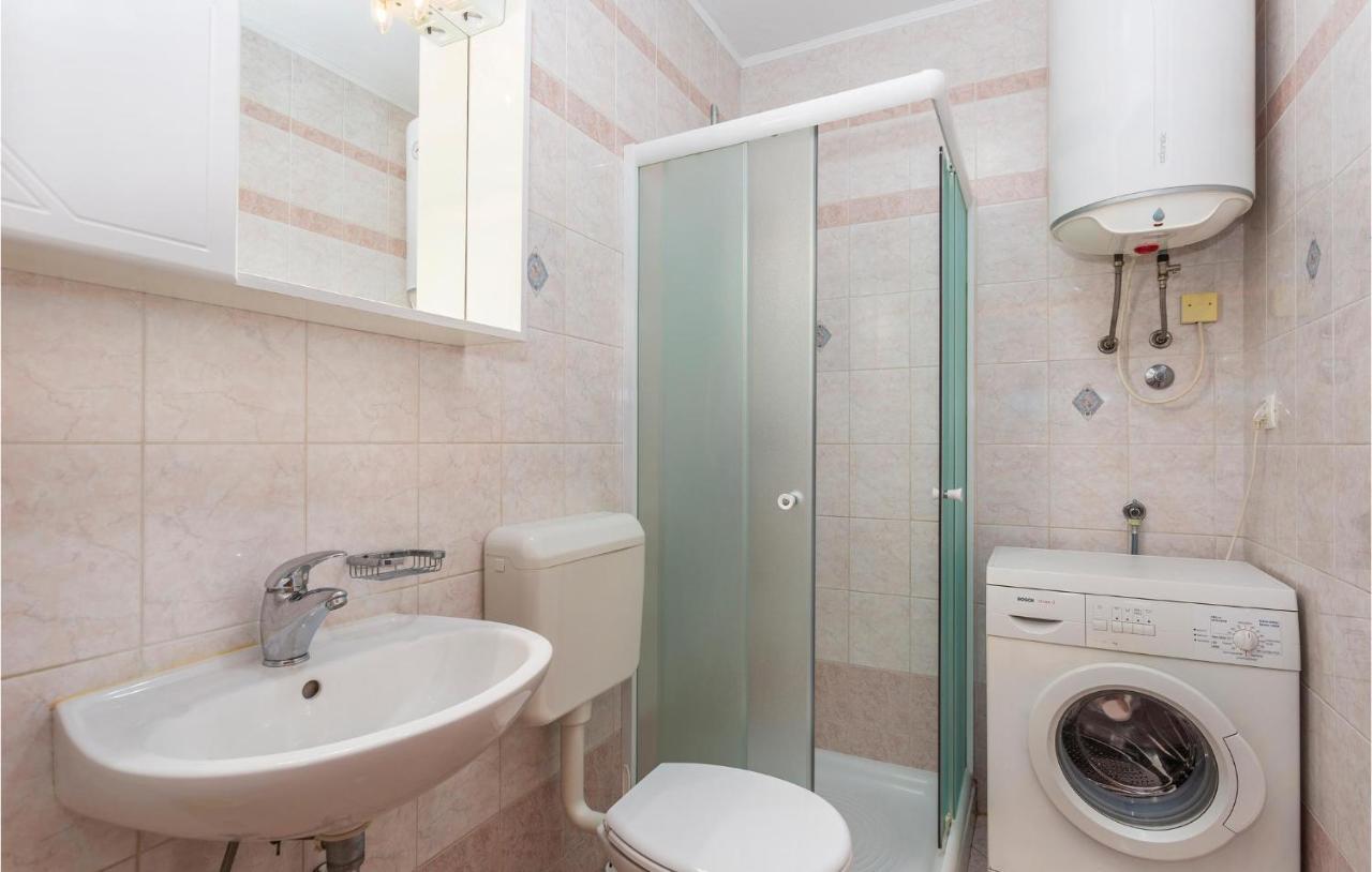 2 Bedroom Cozy Apartment In Omišalj Esterno foto
