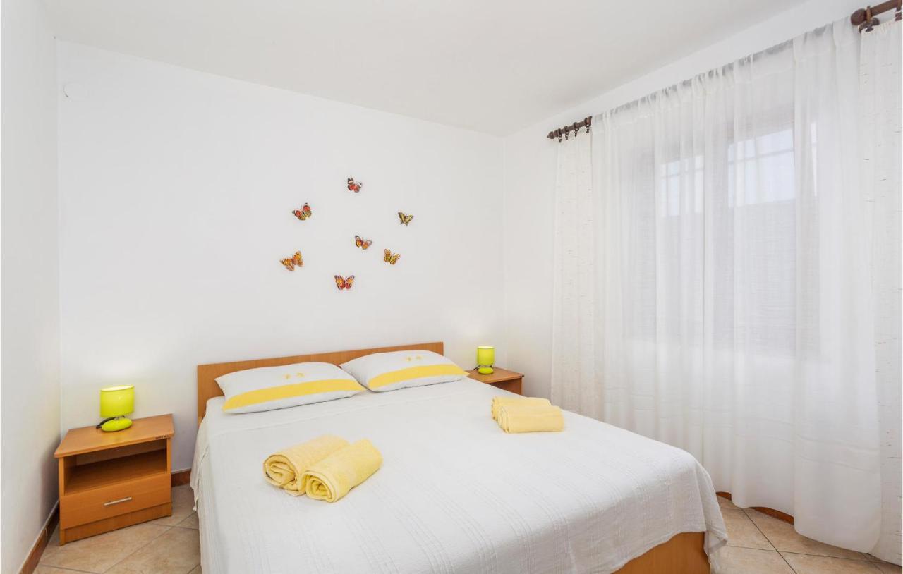 2 Bedroom Cozy Apartment In Omišalj Esterno foto