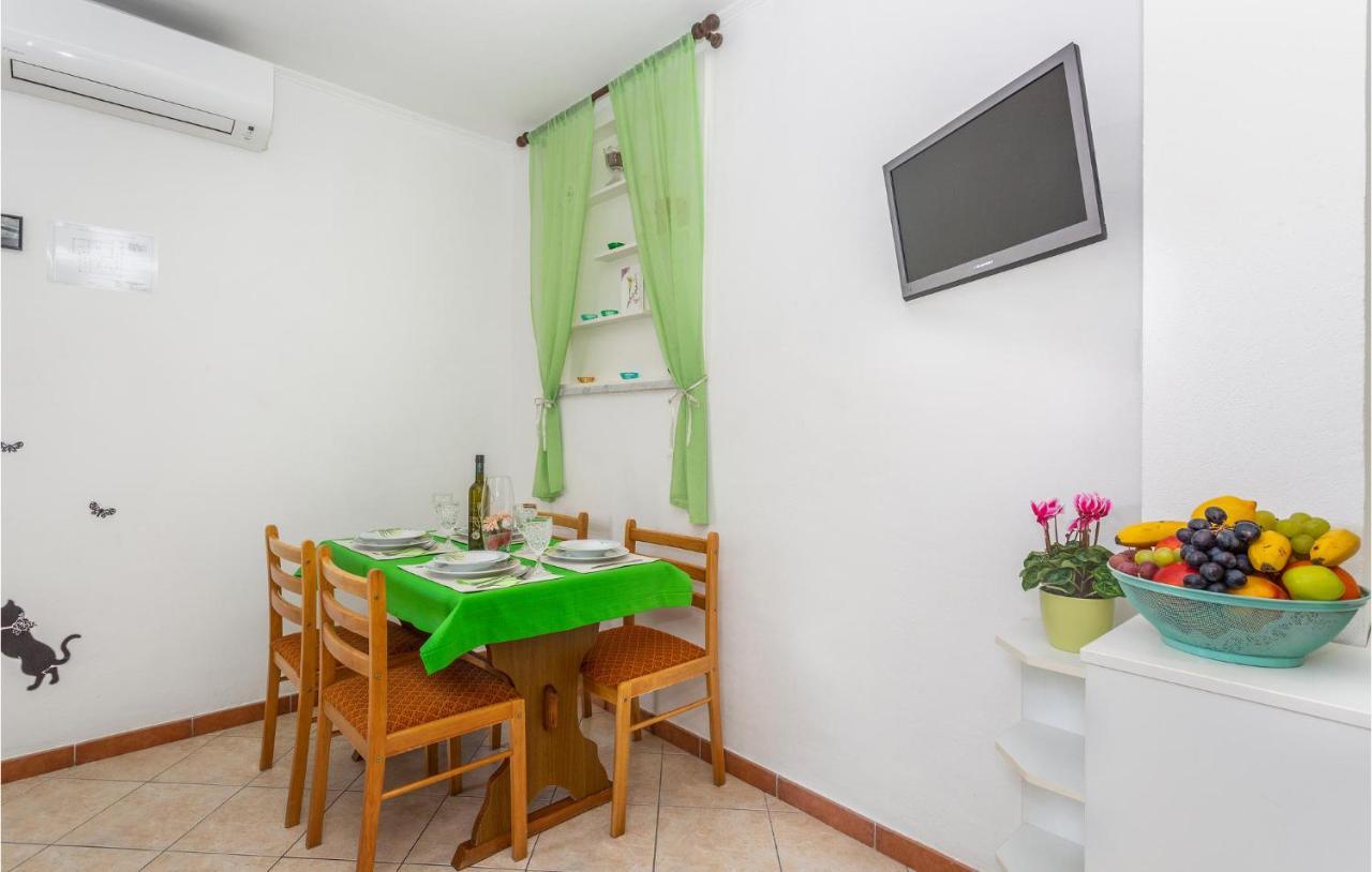 2 Bedroom Cozy Apartment In Omišalj Esterno foto
