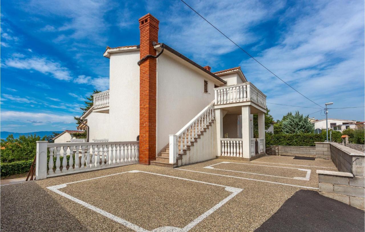 2 Bedroom Cozy Apartment In Omišalj Esterno foto