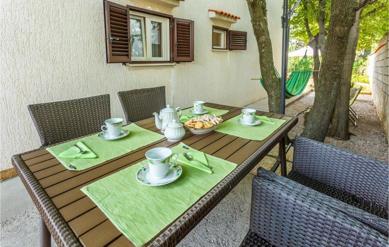 2 Bedroom Cozy Apartment In Omišalj Esterno foto