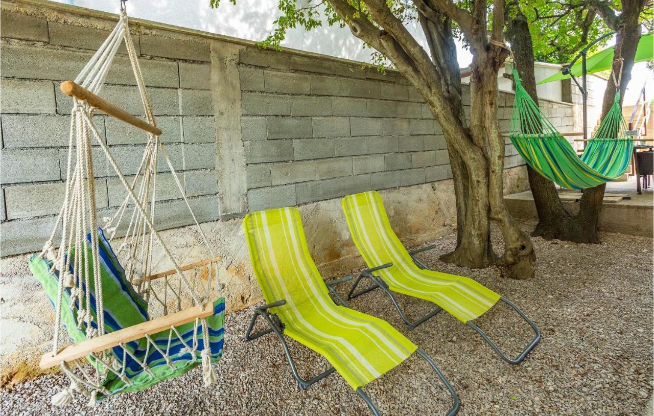 2 Bedroom Cozy Apartment In Omišalj Esterno foto