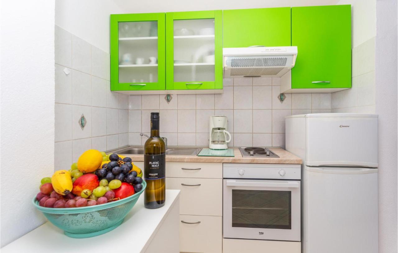 2 Bedroom Cozy Apartment In Omišalj Esterno foto