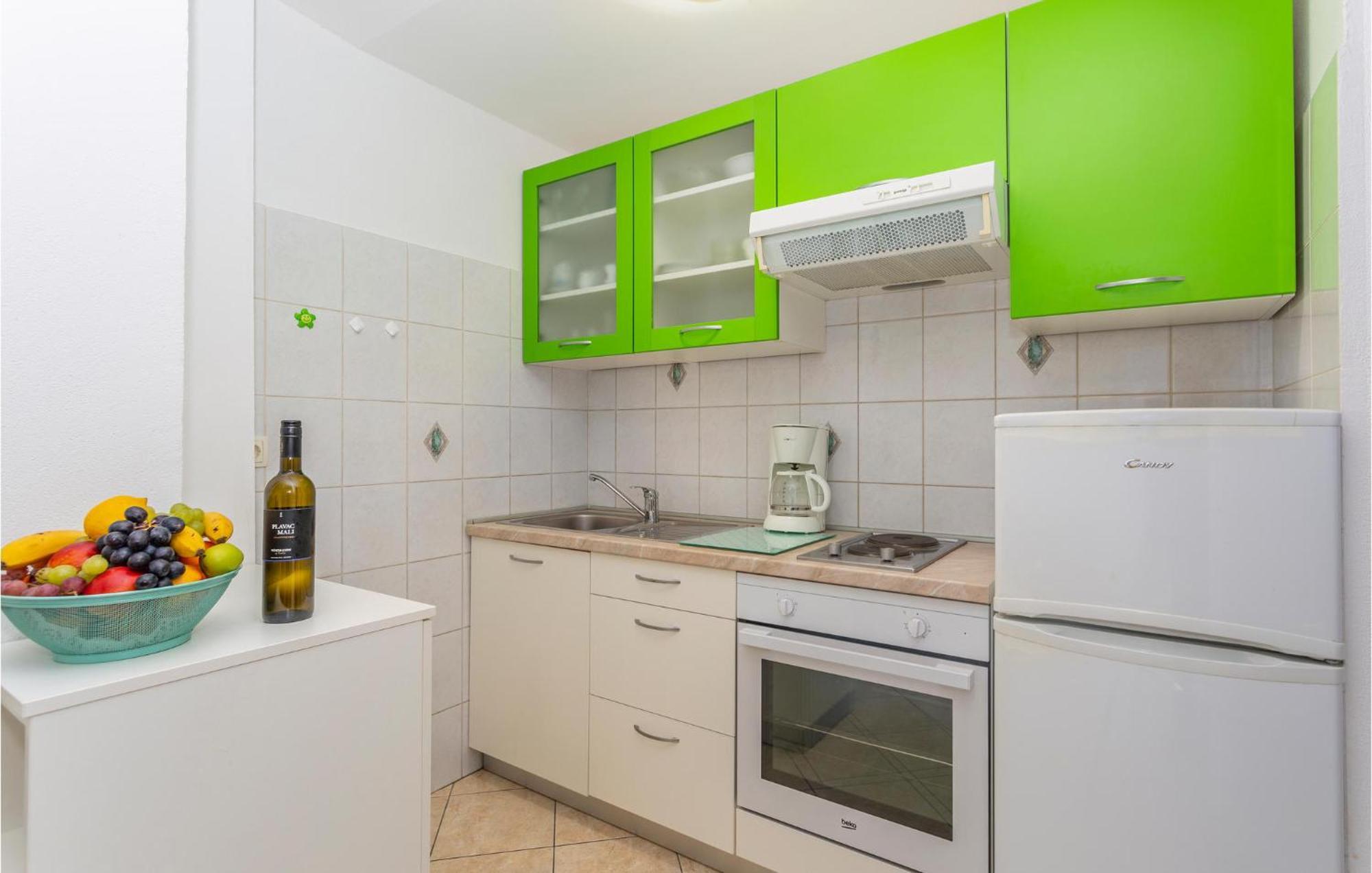 2 Bedroom Cozy Apartment In Omišalj Esterno foto