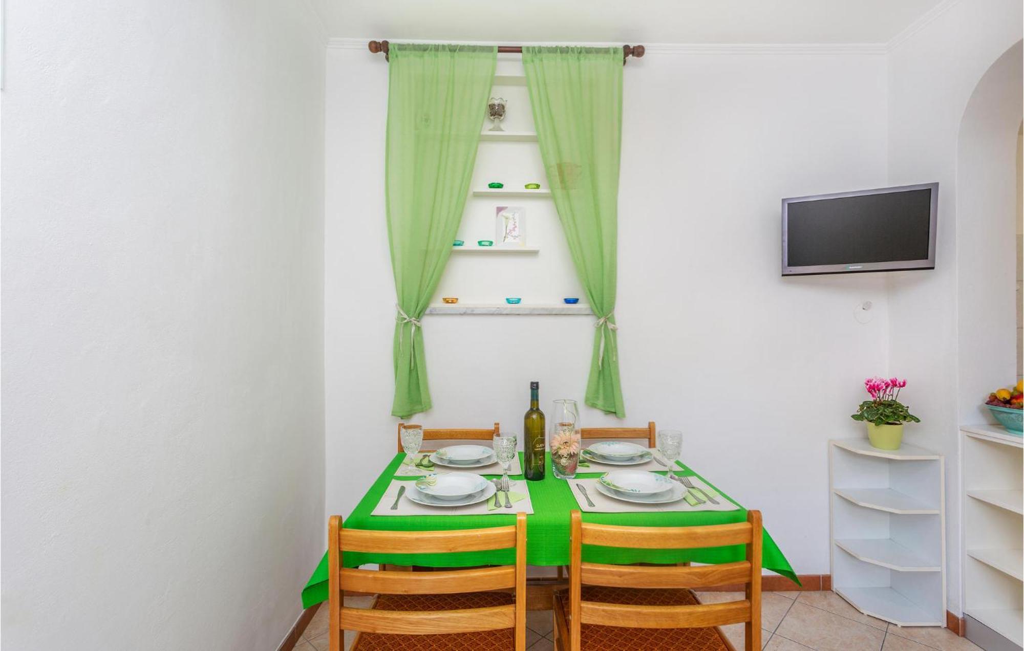 2 Bedroom Cozy Apartment In Omišalj Esterno foto