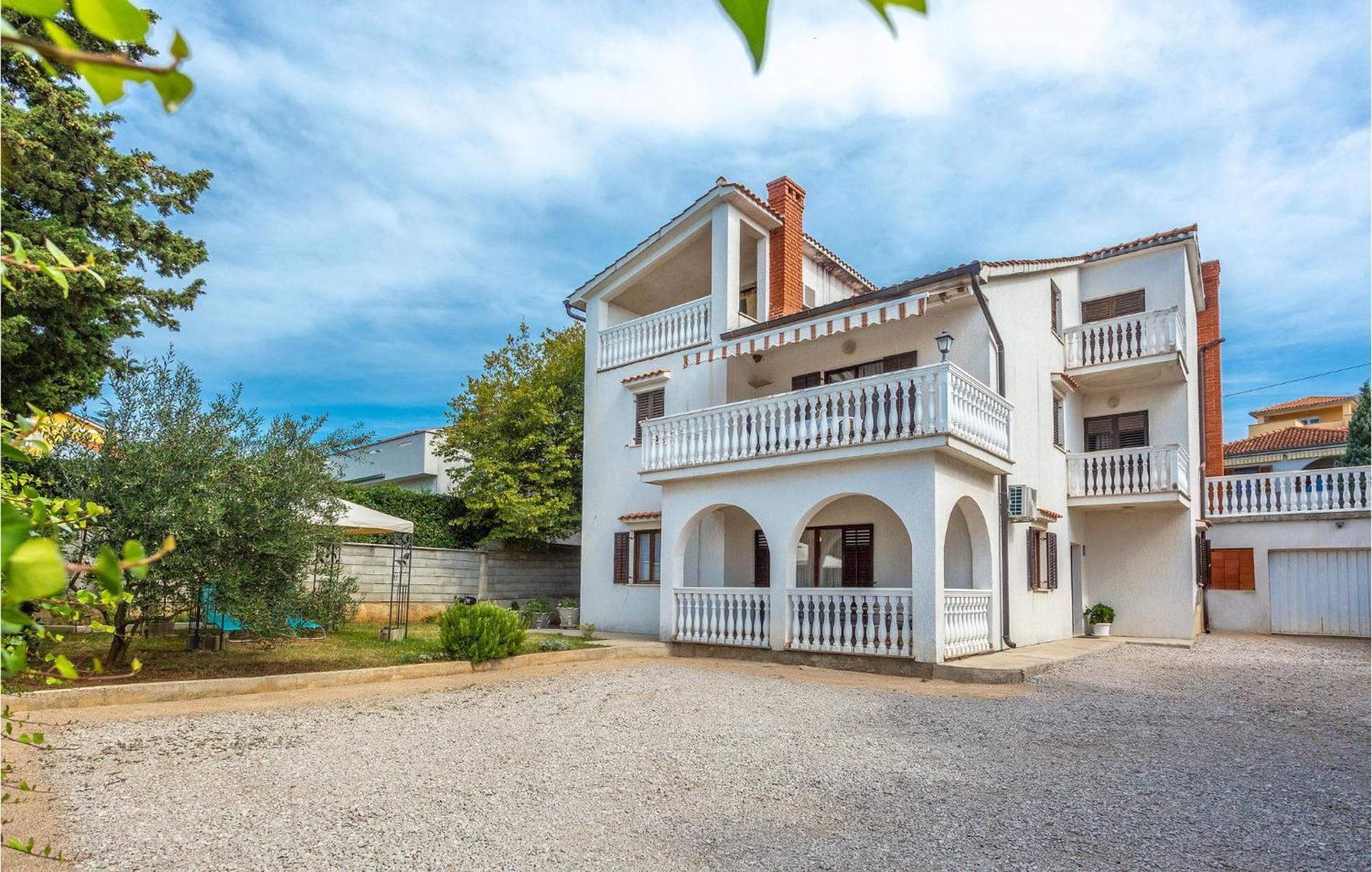 2 Bedroom Cozy Apartment In Omišalj Esterno foto